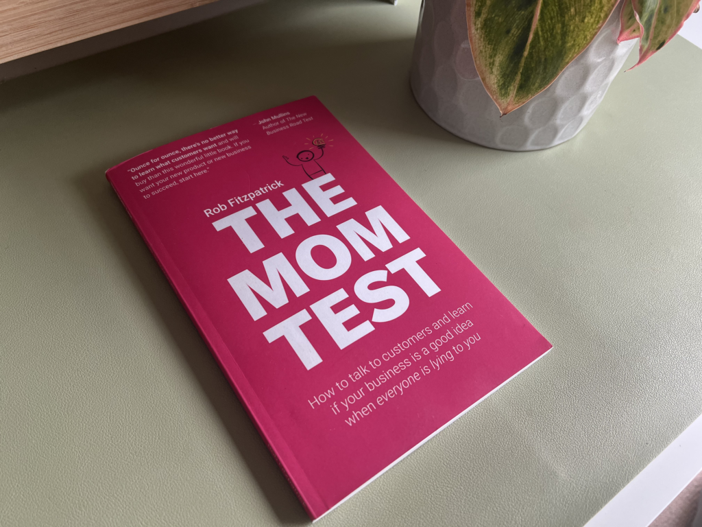Book cover of "The Mom Test" by Rob Fitzpatrick.